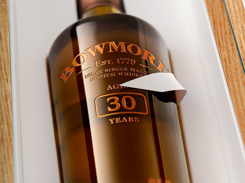 Bowmore 30 YO 1989 è disponibile in una bellissima confezione regalo che si rivolge sia al collezionista di whisky che al bevitore di whisky
