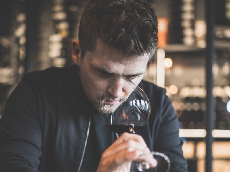 Mads Jensen, CEO del RareWine Group, ad una degustazione